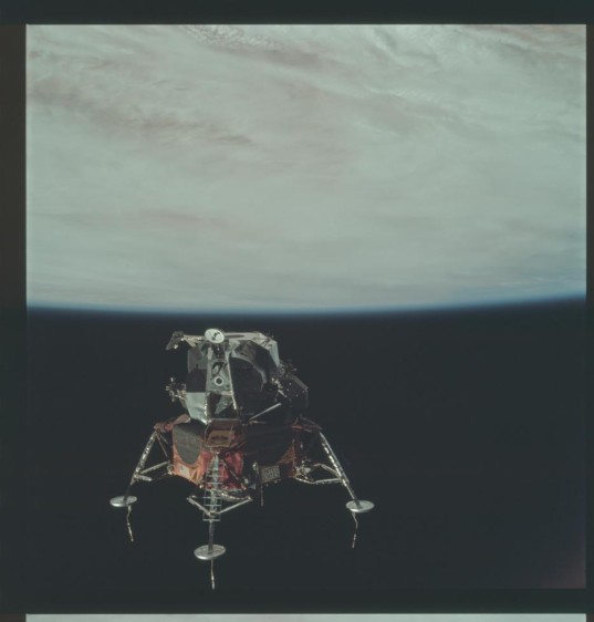 El Módulo Lunar Apolo 9 (LM), “Spider”, fotografiado desde los módulos de mando y servicio (CSM) en el quinto día de la misión Apolo 9, 7 de marzo de 1969. FOTO Nasa / Reuters