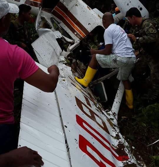 La aeronave al parecer intentó realizar un aterrizaje de emergencia cerca de la pista de Pizarro. FOTO cortesía afromedios 