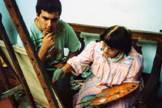 Con la pintora envigadeña Débora Arango. Foto: Cortesía