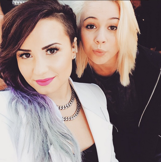 La cantante Demi Lovato aunque luce ahora el pelo negro solamente, ha tenido el pelo de colores como fucsia, azul y lila. FOTO Instagram Demi Lovato