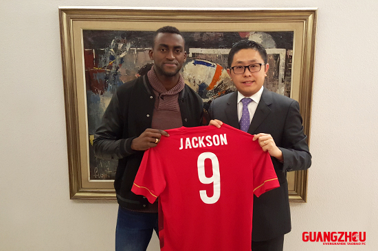 Jackson Martínez jugará con el número 9. Aquí al momento de recibir la camiseta del Guangzhou. 