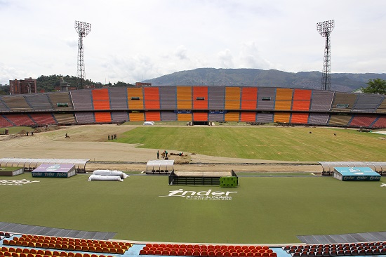 La cancha tendrá una inclinación del 1% del centro a los costados para mejorar el drenaje. Fotos INDER MEDELLÍN