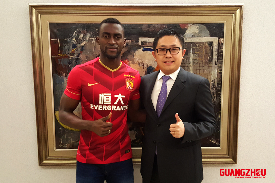 Ya con los nuevos colores de su equipo, el delantero colombiano posa junto al presidente del club chino.