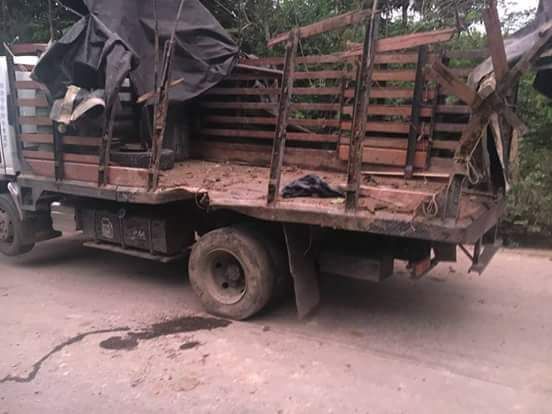 Así quedó el camión en el que se movilizaban los uniformados. FOTO Cortesía Guardianes Antioquia