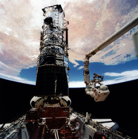 Misión de los astronautas Sory Musgrave y Jeffrey Hoffman en el Telescopio Espacial Hubble, el 9 de diciembre de 1993. FOTO Reuters / Nasa