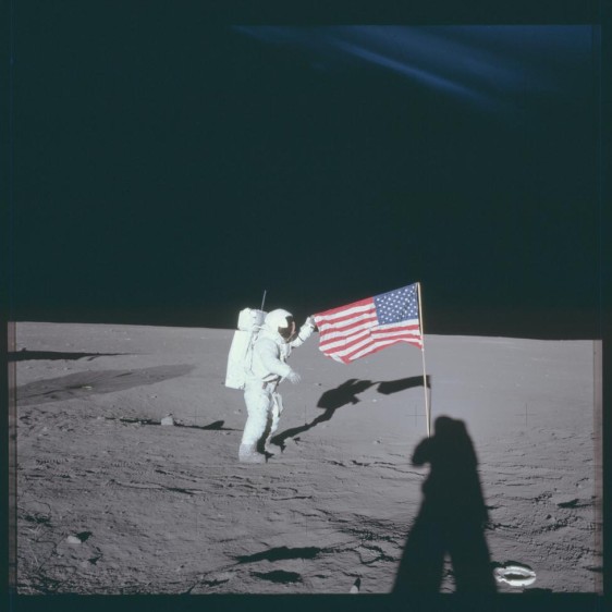 El astronauta Charles “Pete” Conrad Jr., comandante de Apolo 12, al lado de la bandera de Estados Unidos en la superficie lunar durante la primera actividad extravehicular el 16 de noviembre de 1969. FOTO Nasa / Reuters