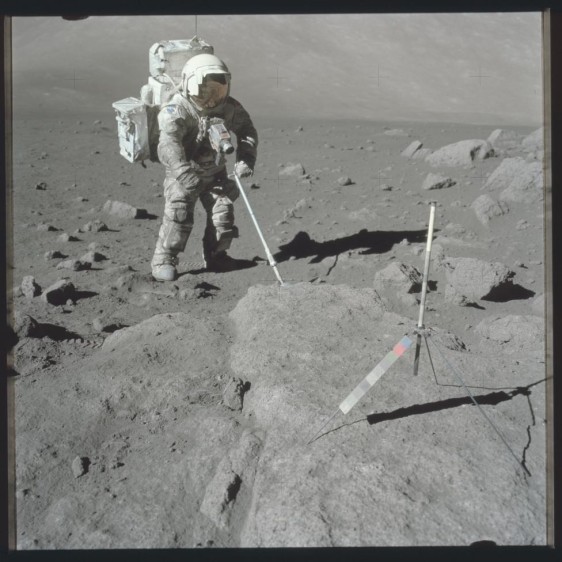 El científico-astronauta Harrison Schmitt, utiliza una cucharada de muestreo ajustable para recuperar muestras lunares durante la segunda actividad extravehicular de Apolo 17, 12 de diciembre de 1972. FOTO Nasa / Reuters