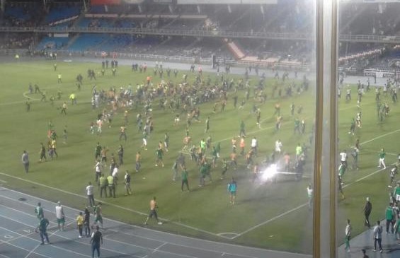 Además del estadio se reportan desmanes en las inmediaciones del recinto. FOTO COLPRENSA (EL PAÍS)