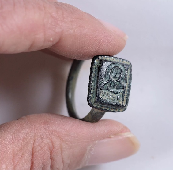 El anillo de Santa Claus, de la Edad Media, hallado en Israel. Foto C. Amit/Israel Antiquities Authority
