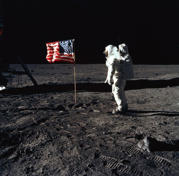 El módulo lunar está a la izquierda y se ven las huellas de los astronautas. Salta a la vista la bandera de Estados Unidos, como triunfador de una carrera espacial de décadas. FOTO Nasa