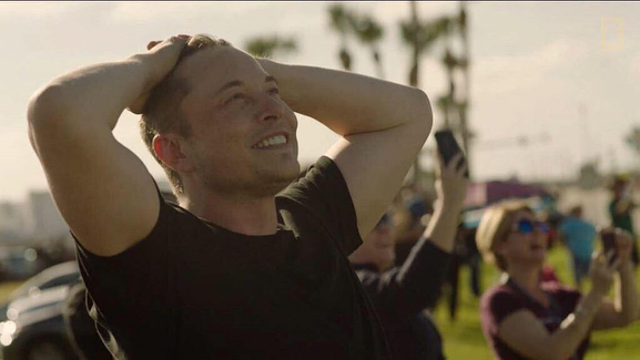 Elon Musk, el excéntrico magnate sudafricano, quiere ayudar a sacar al equipo de fútbol de niños atrapados en una cueva en Tailandia con un submarino. FOTO: Twitter