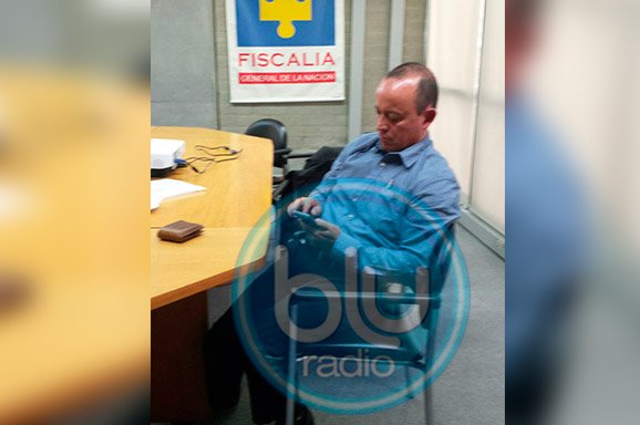 El hermano del expresidente fue llevado por agentes del CTI al búnker de la Fiscalía en Medellín donde se encuentra en este momento. CORTESÍA BLURADIO
