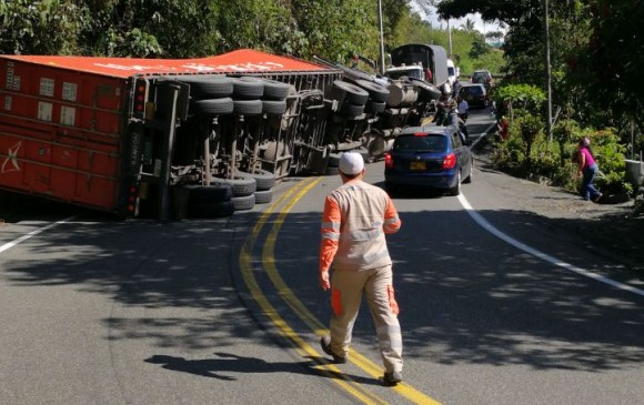 Accidente de tránsito en la vía Medellín - La Pintada. FOTO CORTESÍA