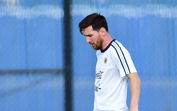 Tras la derrota de Argentina en la final de la Copa América, Lionel Messi anunció su renuncia a la Argentina. Sin embargo, Edgardo Bauza lo convenció de regresar. FOTO AFP