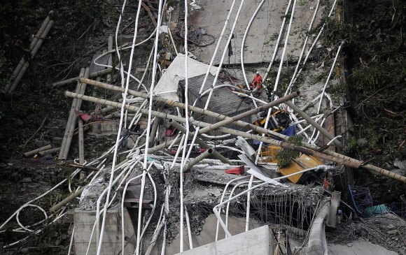 Imagen del desplome del puente Chirajara en la vía Bogotá Villavicencio. FOTO COLPRENSA