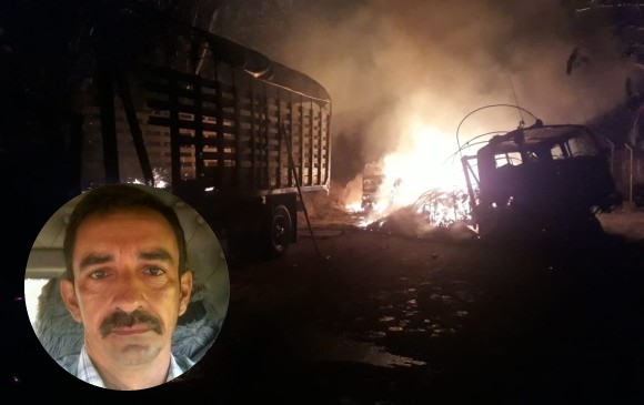 Javier Gómez, conductor que falleció tras el ataque. En el fondo los camiones quemados por el Eln.