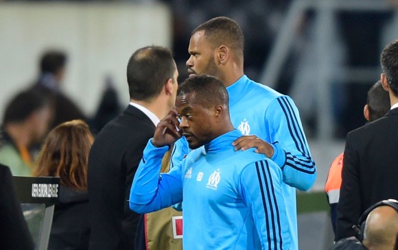 La agresión de Evra contra un aficionado se presentó antes del duelo de la Liga Europa entre el Olympique y el Vitoria de Guimaraes portugués. FOTO AFP
