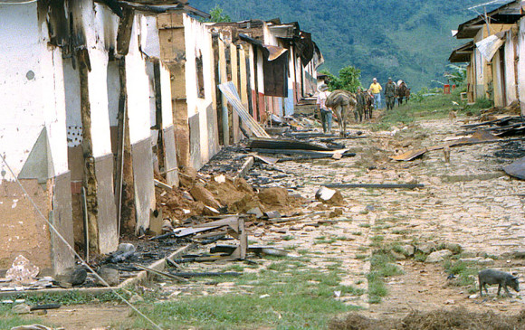 Así quedó El Aro tras la masacre perpetrada por paramilitares. FOTO ARCHIVO DE EL COLOMBIANO