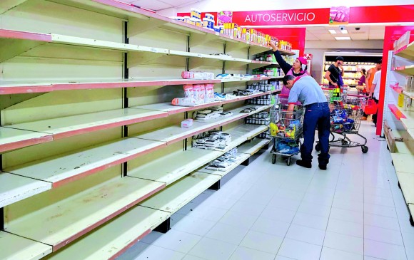 A los desbordados precios se le suma el desabastecimiento en los supermercados de Venezuela. Foto EFE