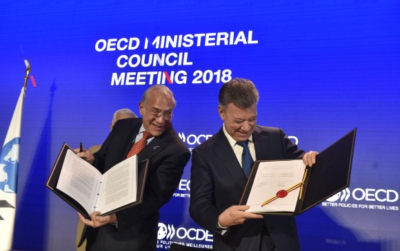 El pasado 30 de mayo el presidente Juan Manuel Santos y Ángel Gurría, secretario general de la Ocde; firmaron el acuerdo que pone a Colombia como miembro 37 del club de buenas prácticas. FOTO SGI