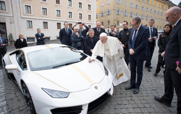 El papa bendijo el Lamborghini que le dieron, el 15 de noviembre del año pasado. Foto Efe