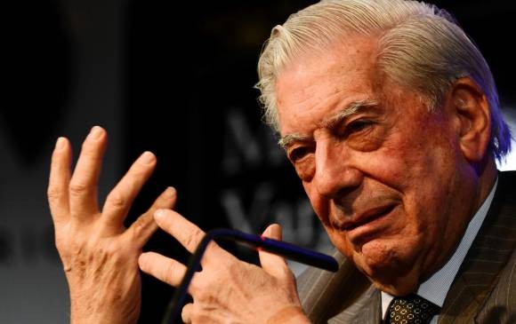 Mario Vargas Llosa recibió el título de doctor “honoris causa” de la Universidad Internacional Menéndez Pelayo de España. FOTO AFP