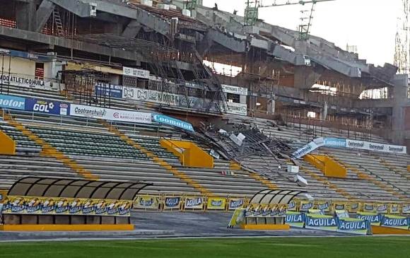 El pasado viernes, la tribuna occidental del estadio Guillermo Plazas Alcid, que se encuentra en remodelación, se desplomó. FOTO AFP