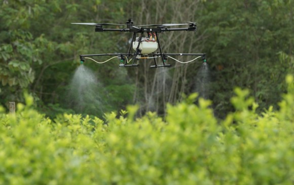La iniciativa comenzará con dos drones, con capacidad para fumigar hasta tres hectáreas de cultivos ilícitos en un día. FOTO: AGENCIA EFE