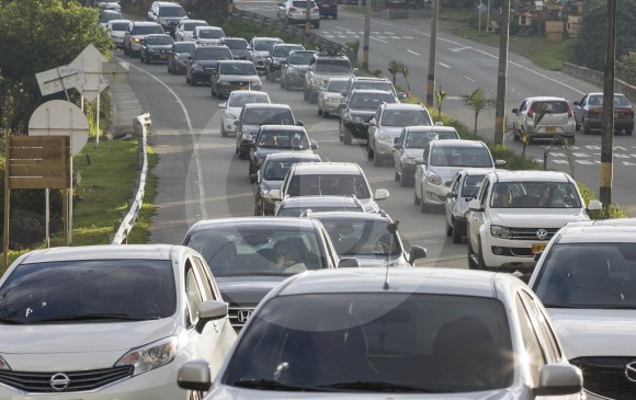 Son 5,6 millones de vehículos los que no pasaron u omitieron la revisión técnico mecánica, requisito anual para poder movilizarse por las vías del país. FOTO el colombiano
