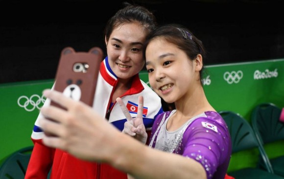 Las gimnastas Lee Eun-ju y Hong Un-Jong se tomaron una selfie, a pesar de la enemistad de sus países de origen. FOTO Reuters
