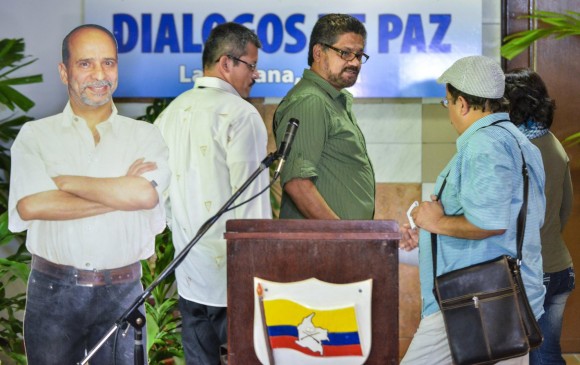 En distintas ocasiones la delegación negociadora de las Farc ha utilizado una imagen de tamaño real de alias “Simón Trinidad” para reclamar su presencia en la mesa. FOTO delegación de paz farc