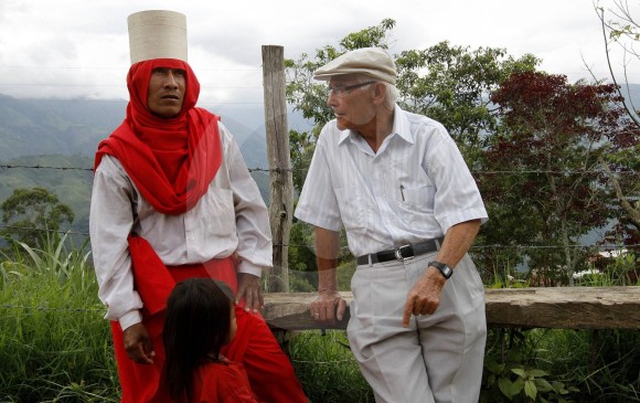El indígena embera Yuri Dumasá (izquierda) en compañía de José Delascar Morales (derecha) en el 2015. FOTO Donaldo Zuluaga