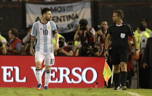 Lionel Messi fue sancionado con cuatro fechas por insultar al asistente número 1, el brasileño Emerson Augusto do Carvalho, en el encuentro ante Chile por Eliminatorias. FOTO AFP