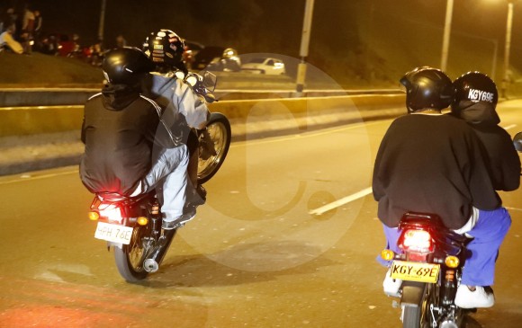 Muchos de los jóvenes que paran o hacen carreras en sus motos, no usan elementos básicos de seguridad como el casco o la chaqueta protectora. FOTOS MANUEL SALDARRIAGA