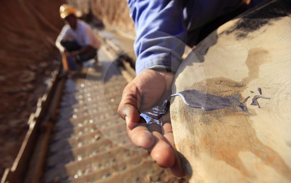 En algunas minas del Bajo Cauca antioqueño usan mercurio para extraer el oro. FOTO Manuel Saldarriaga