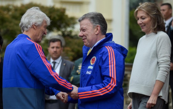El Presidente Juan Manuel Santos también le ofreció al seleccionador la ciudadanía colombiana. FOTO AFP
