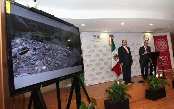 El exfiscal general de México, Jesús Murillo Karam, a la derecha, flanqueado por el director Tomas Zeron de la Agencia de Investigación Criminal de México, quien presentó su renuncia en las últimas horas. FOTO AP