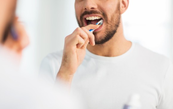 Las mejores recomendaciones debe hacérselas su odontólogo, quien conoce su boca y su personalidad para saber si usted es de los que se cepilla fuerte o suave, por ejemplo. FOTO SSTock