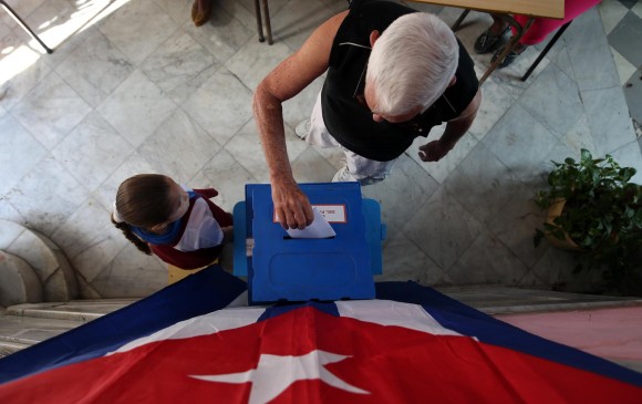 Ocho millones de cubanos estaban llamados a votar en unas elecciones en las que la oposición no tuvo ninguna posibilidad de participar, los candidatos eran del Partido Comunista. FOTO EFE