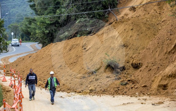 El derrumbe tapó por completo la vía Santa Elena, en el sector Media Luna. Fueron 3.500 metros cúbicos de tierra y por lo menos cuatro familias estarían en riesgo. FOTO Juan Antonio Sánchez