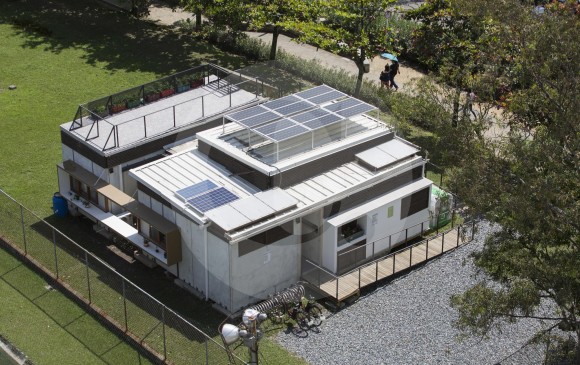 Con paneles solares, la casa inteligente recarga baterías para proveer su energía. Al exterior hay tomas para recarga de bicicletas y carro eléctrico. FOTO manuel saldarriaga