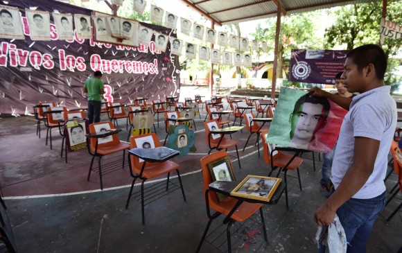 Con sillas vacías y fotografías de las víctimas, la Normal de Ayotzinapa conmemora los dos años de la desaparición de sus 43 estudiantes. Líderes de ese pueblo critican el papel del Estado. FOTO afp