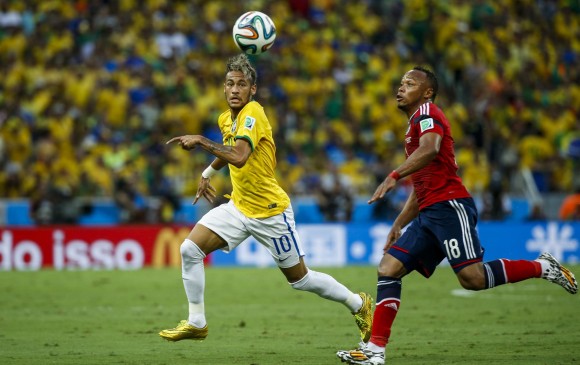 Neymar y Camilo Zúñiga disputan un balón en el partido de cuartos de final del Mundial de Brasil 2014. FOTO COLPRENSA
