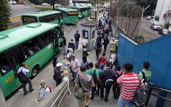 En ciudades como Bogotá, los usuarios debe cargar dos tarjetas para usar los sistemas de transporte. Eso es lo que se quiere evitar en Medellín y el área metropolitana. FOTO MANUEL SALDARRIAGA