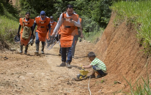 En la vereda Agualimpia, de Vistahermosa (Meta), la Campaña Colombiana Contra Minas adelanta labores de desminado humanitario. Íngrid Salcedo está a la izquierda.
