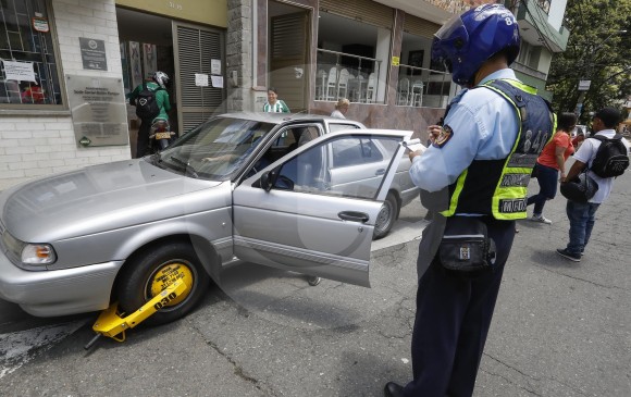 Los controles al mal parqueo, con cepos, son una de las medidas que han incrementado el número de las multas. Esa infracción es una de las comunes en Medellín. FOTO Manuel saldarriaga