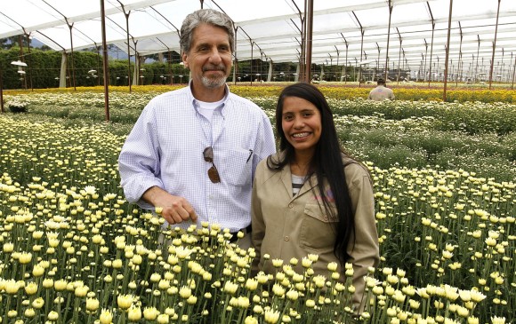 El embajador de E.U., Kevin Whitaker, visitó la empresa Flores Esmeralda en La Ceja. Allí acudió por invitación que le hiciera la empleada Ximena Agudelo. FOTO donaldo zuluaga