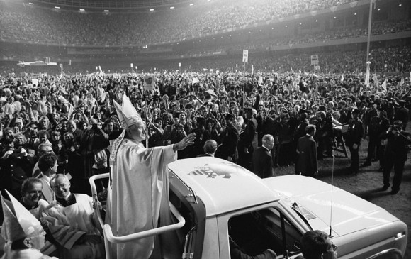 El “Papa viajero” cosechó simpatías en todo el mundo y obtuvo mayor apoyo a la Iglesia Católica por su carácter humilde. FOTO cortesía