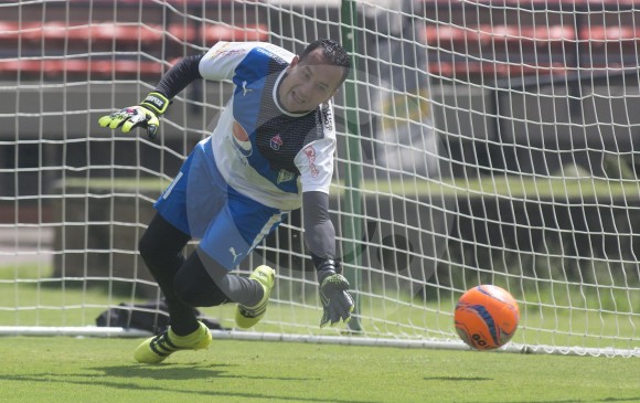 El arquero Nelson Ramos y la oportunidad de mostrar sus condiciones con el Medellín. El equipo rojo ocupa la cuarta casilla de la Liga Águila-2 con 15 puntos. FOTO Manuel Saldarriaga