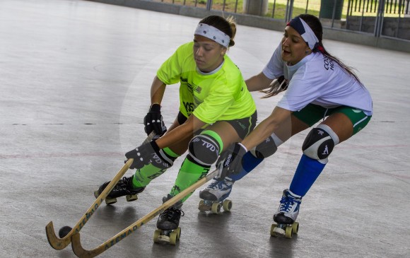 Las paisas Sara Bedoya (blanco), Carolina Correa y María Camila Morales, hacen parte de la Selección Antioquia que buscará el título del Nacional de hockey en Manizales. FOTO jaime Pérez